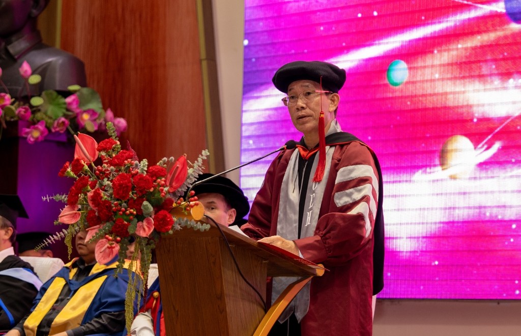 Prof. Su Dinh Thanh, Prof. Su Dinh Thanh, President of UEH, delivered the opening speech at the graduation ceremony